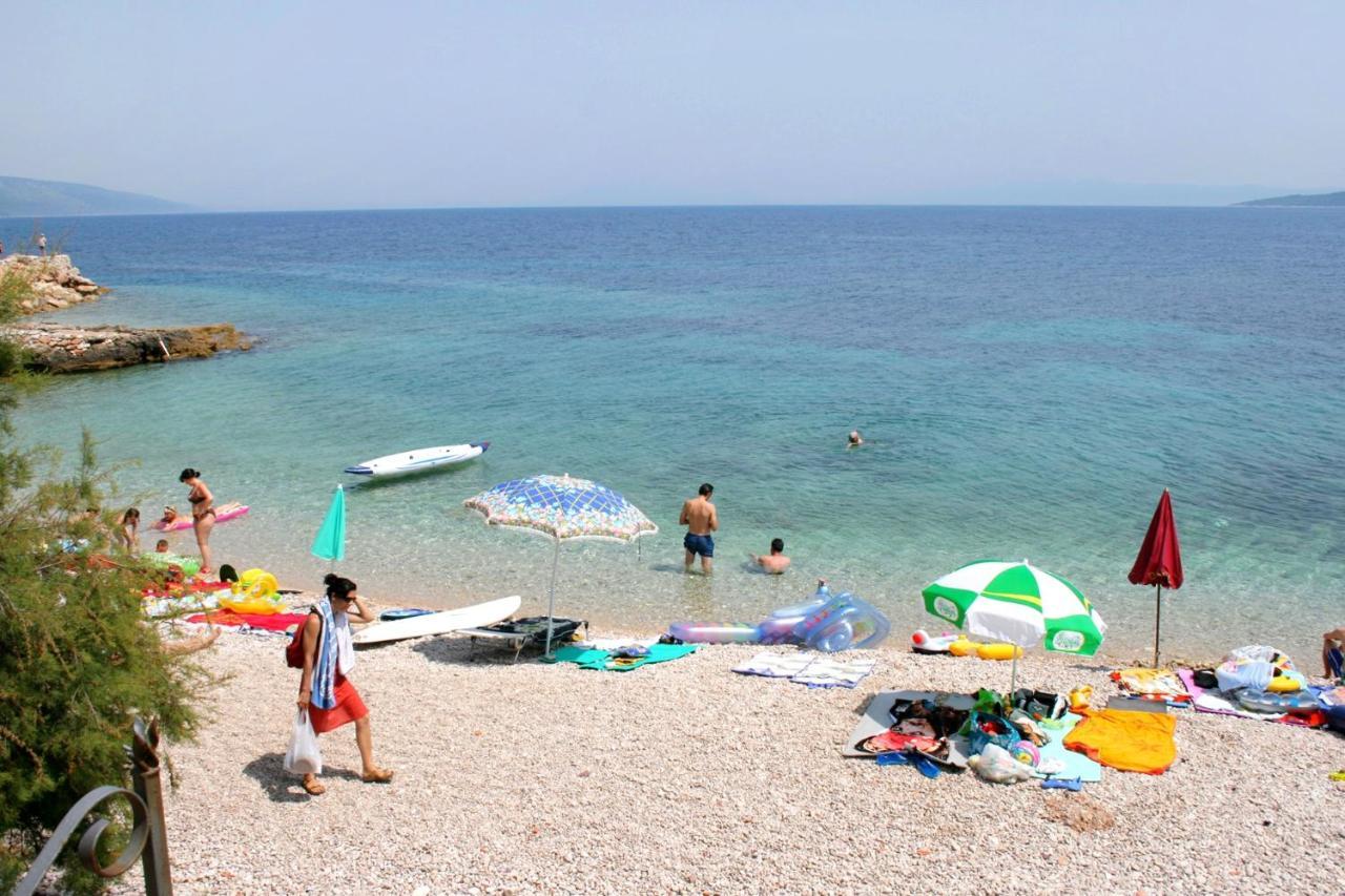 Zavala 8774b Jelsa (Hvar)
